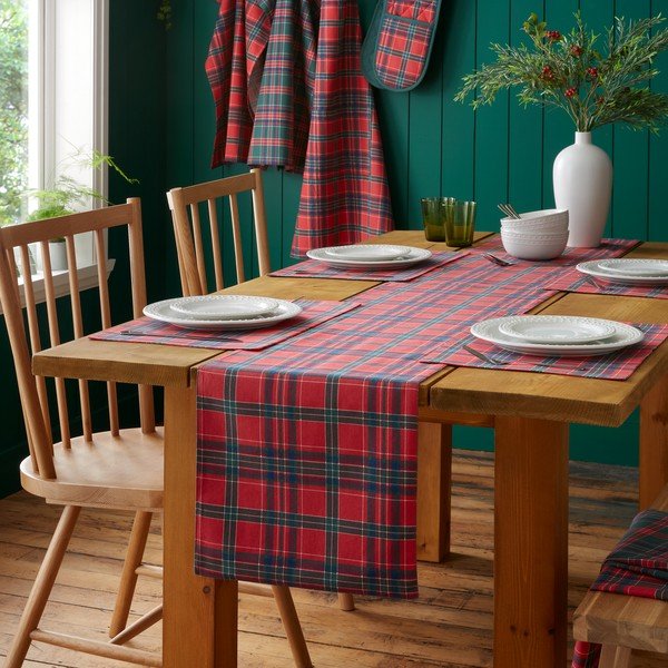 Bavlnený behúň na stôl s vianočným motívom 220x32 cm Christmas Tartan Check – Catherine Lansfield-image-1