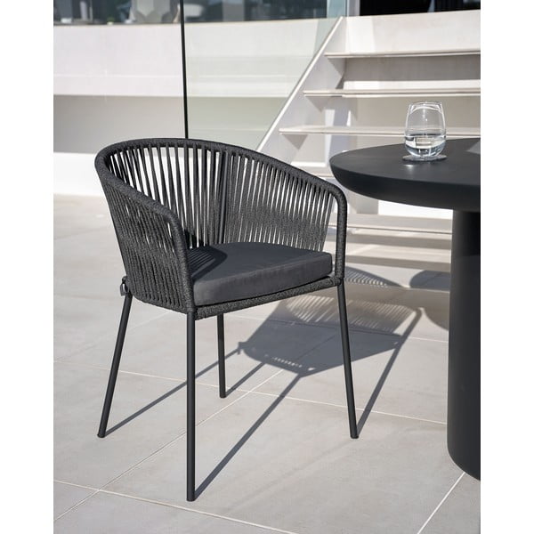 Čierna kovová/polstrovaná záhradná stolička Yanet – Kave Home-image-1