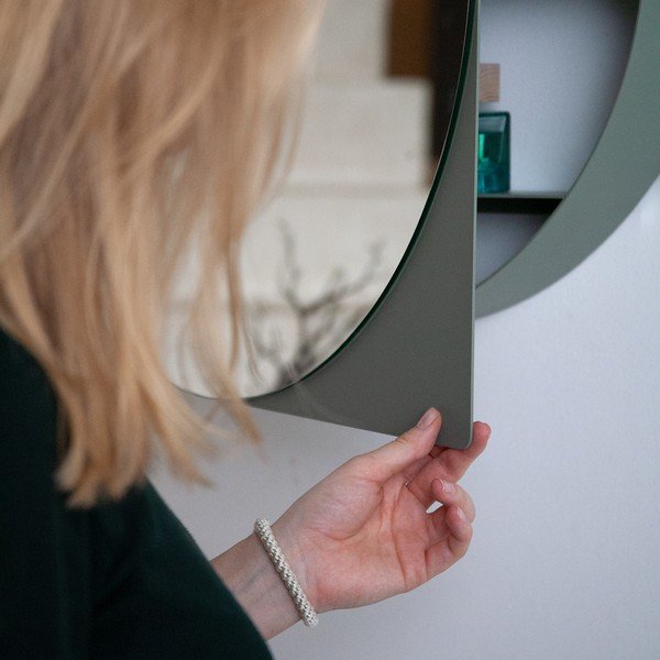 Sivozelená kovová závesná/so zrkadlom kúpeľňová skrinka 55x55 cm Sonnet – Spinder Design-image-4