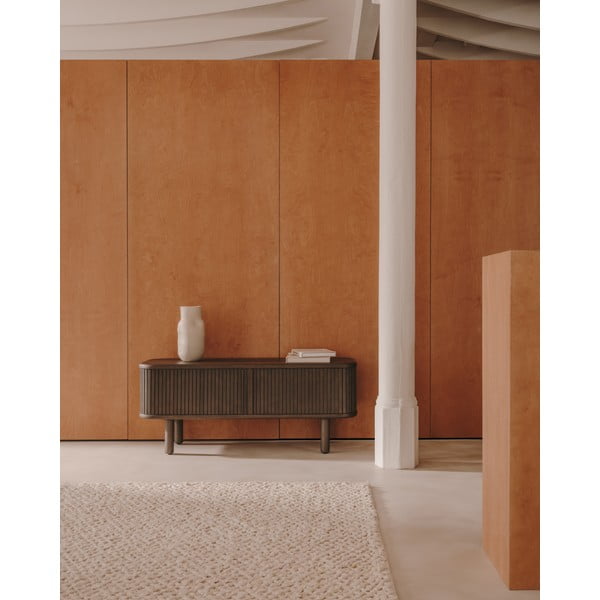 Tmavohnedý TV stolík v dekore jaseňa 120x50 cm Mailen – Kave Home-image-1