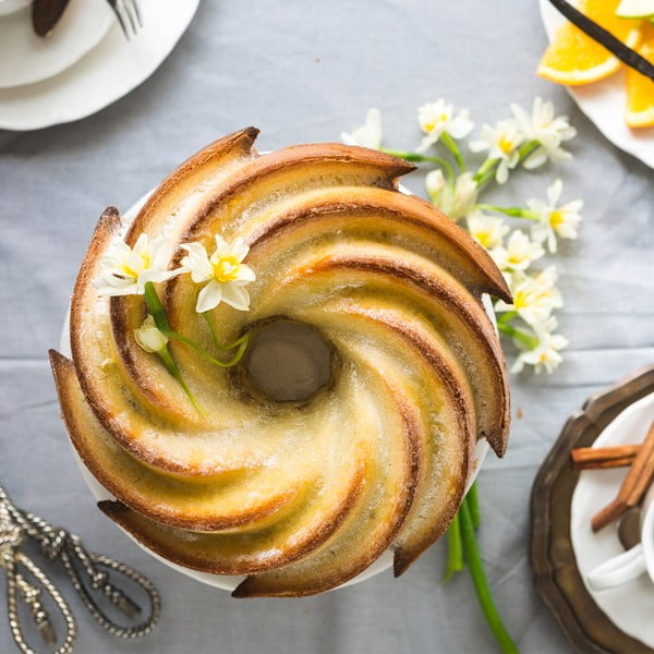 Hnedá silikónová forma na bábovku Orion Flower, ø 23,5 cm-image-2