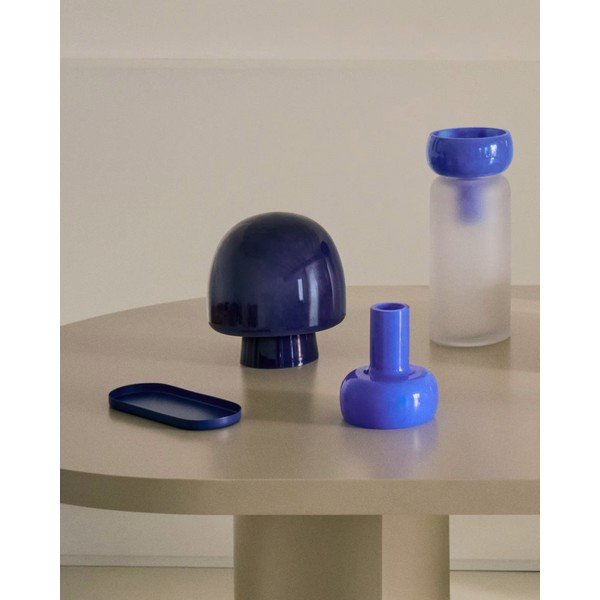 Tmavomodrá stolová lampa so skleneným tienidlom (výška  20 cm) Reig – Kave Home-image-1