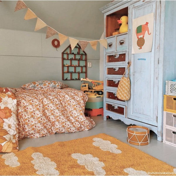 Prateľný ručne tkaný bavlnený detský koberec v horčicovej farbe 120x160 cm Clouds Mustard – Lorena Canals-image-1