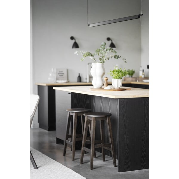 Tmavohnedé barové stoličky v súprave 2 ks z dubového dreva (výška sedadla 65 cm) Austin – Rowico-image-3