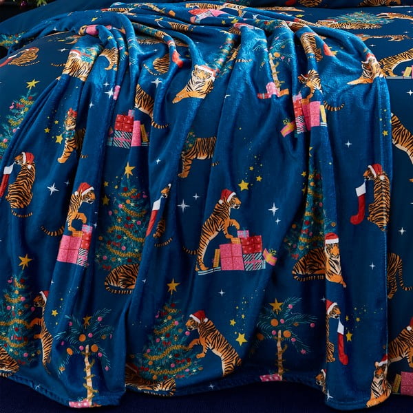 Modrá deka s vianočným motívom z mikroplyšu 130x170 cm Christmas Tiger – Catherine Lansfield-image-2