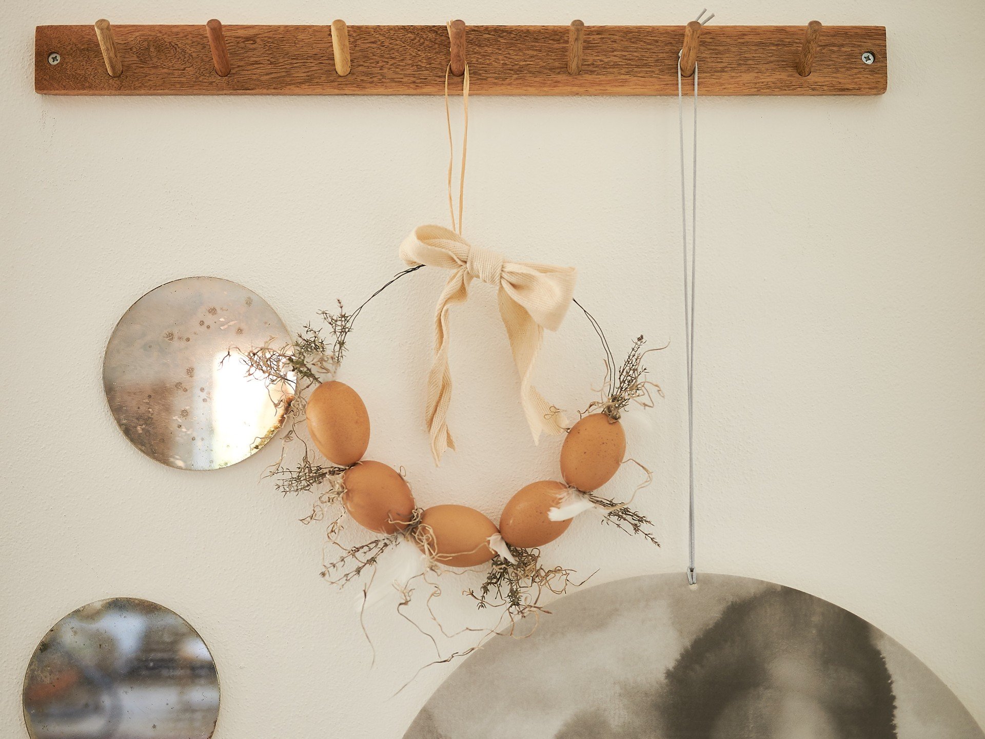 Veľkonočný veniec na dvere z vyfúknutých vajíčok