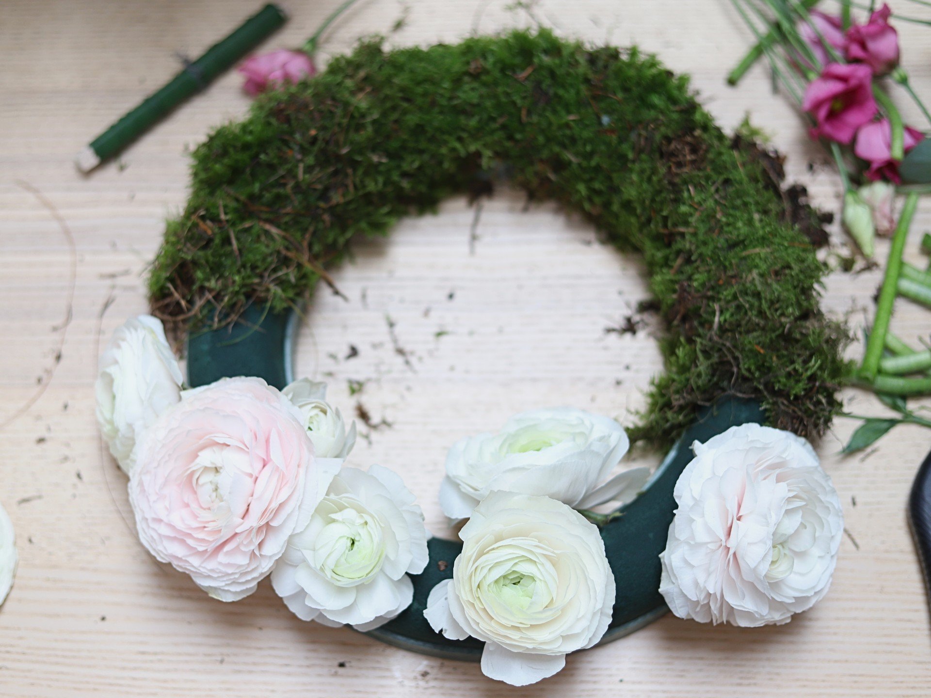 Tvorba jarného venca s iskerníkmi a machom.