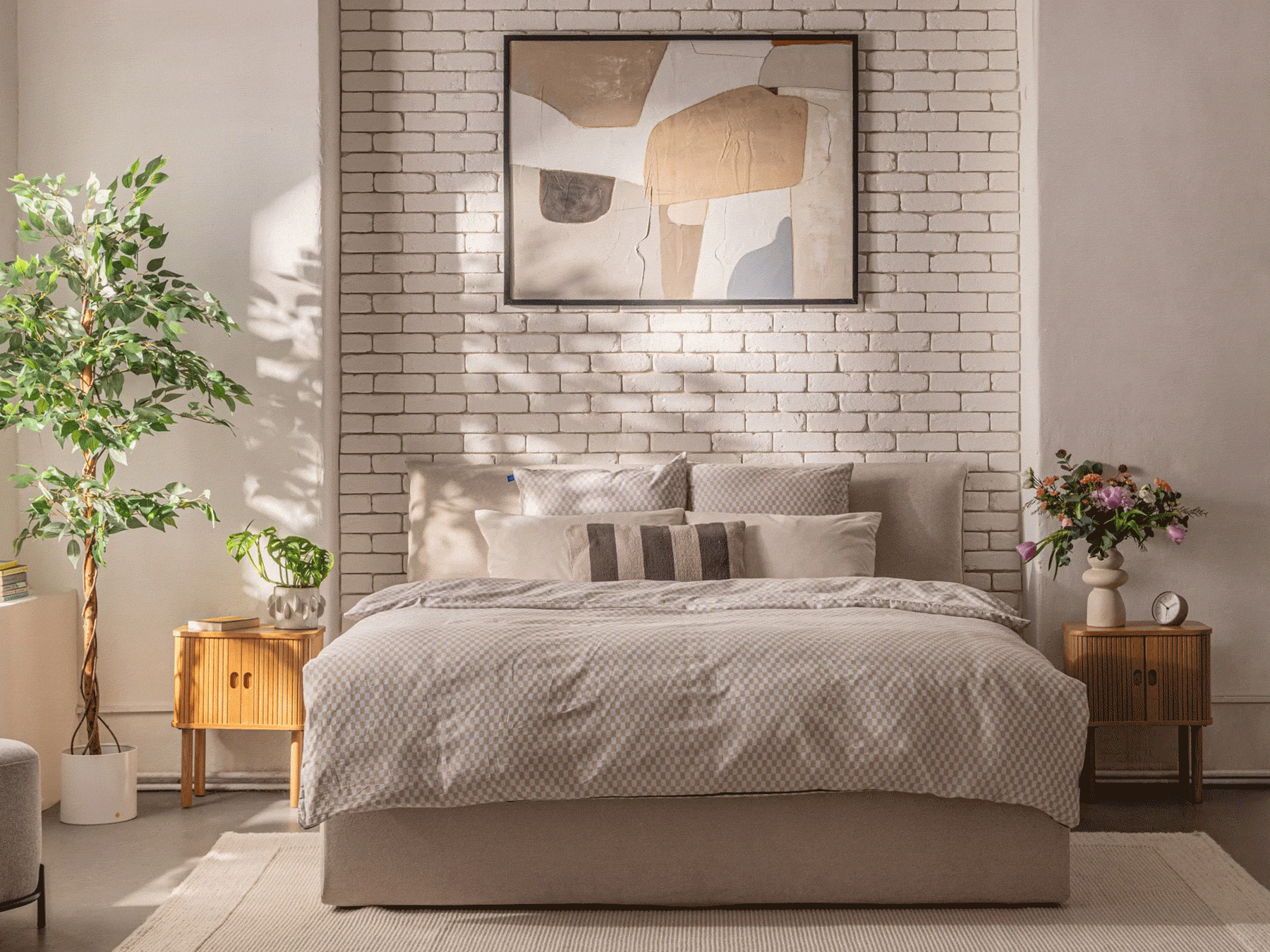 Rýchle oživenie interiéru spálne, keď pridáme zelené rastliny.