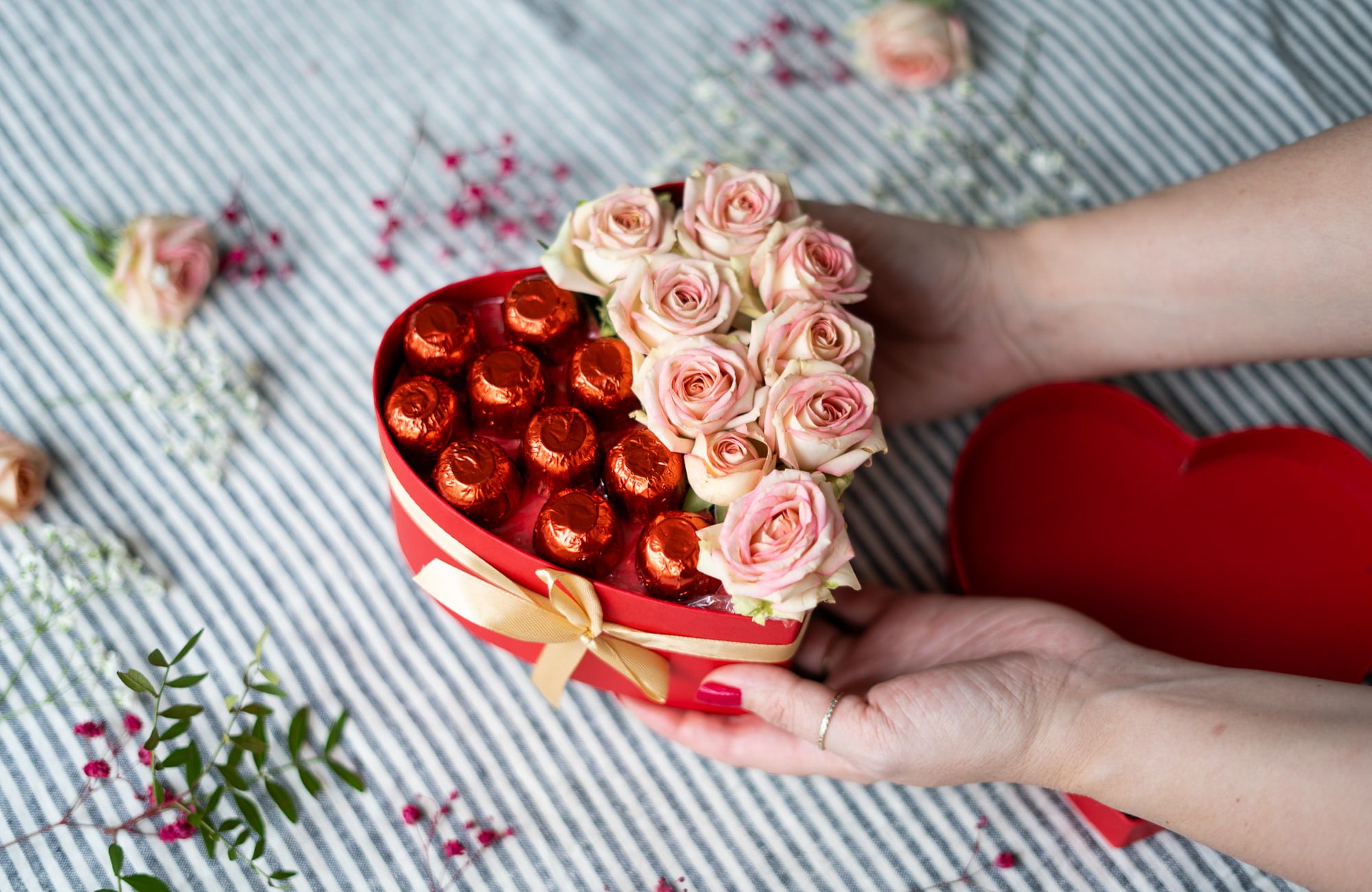Čokoláda a kvety spolu v tvare srdca - originálny darček pre mamu.
