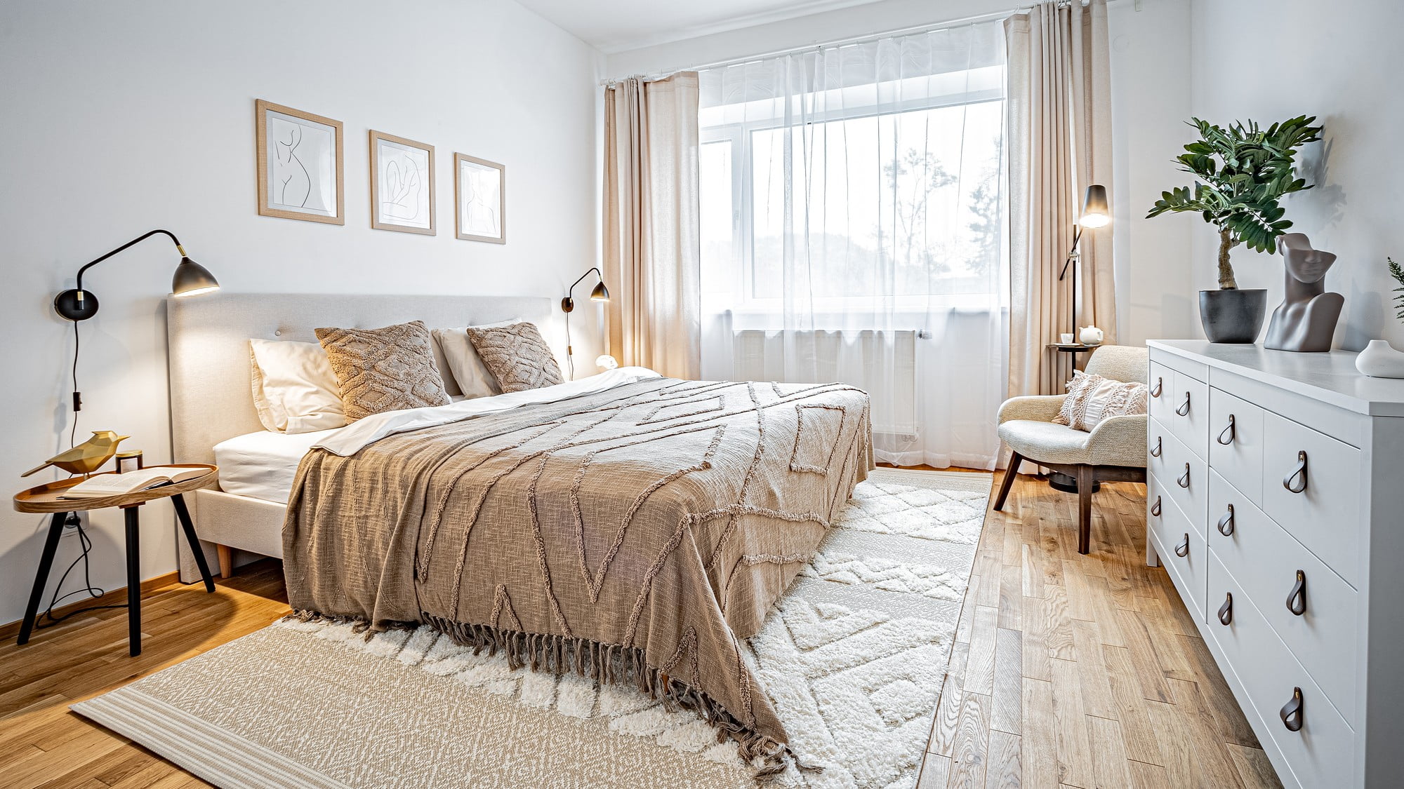 Moderná spálňa – inšpirácia pre interiér v monochromatickej krémovej palete.