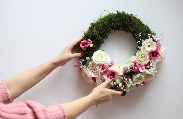 Romantický veniec na dvere: vyrobte si ho zo živých kvetov