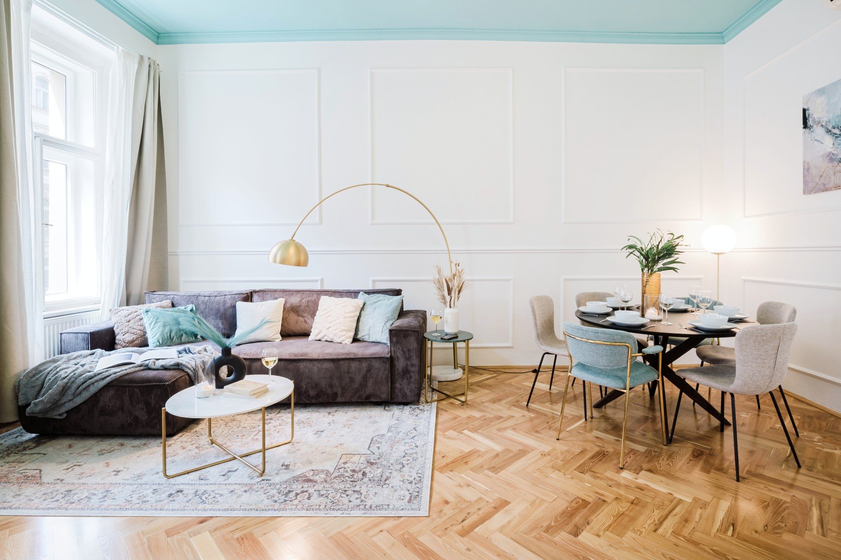 Realizácia: farebne zvýraznený strop, prirodzené svetlo a vrstvenie textúr dávajú interiéru ľahkosť aj útulnosť.