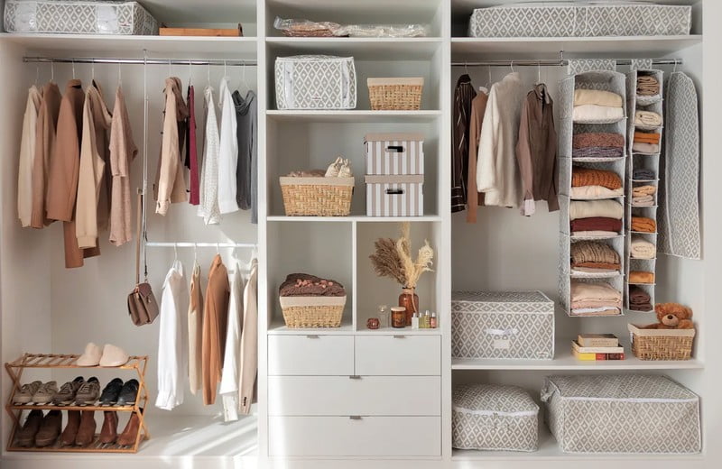 Ako usporiadať šatníkovú skriňu