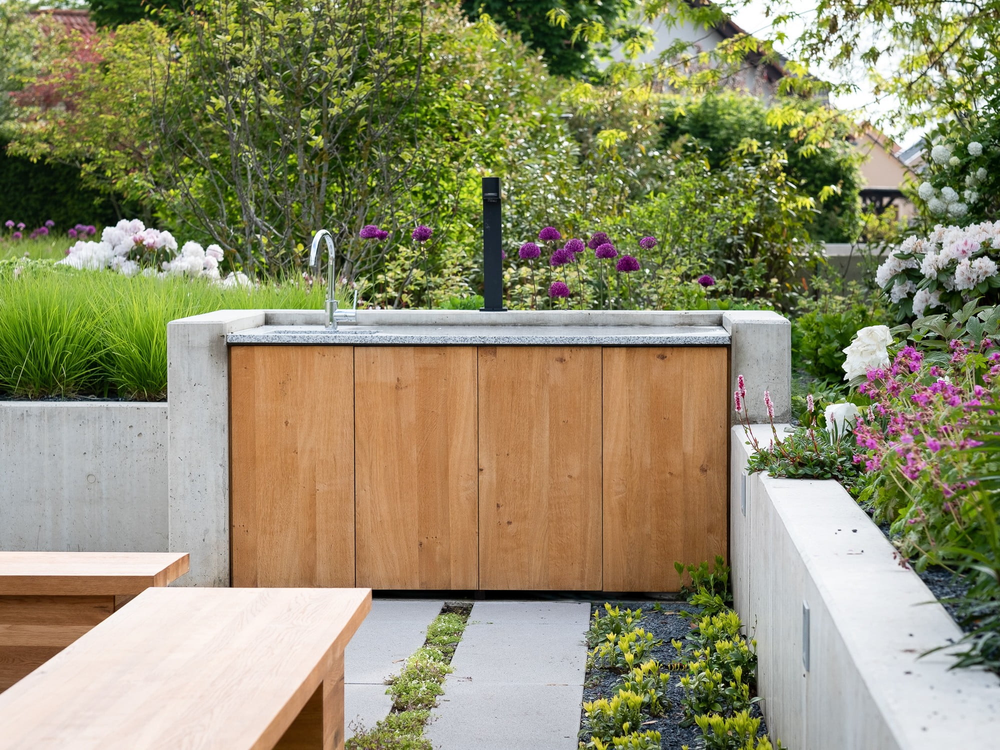 Postavte si vlastnú vonkajšiu kuchyňu - kombinujte materiály, ako je betón, kameň a drevo