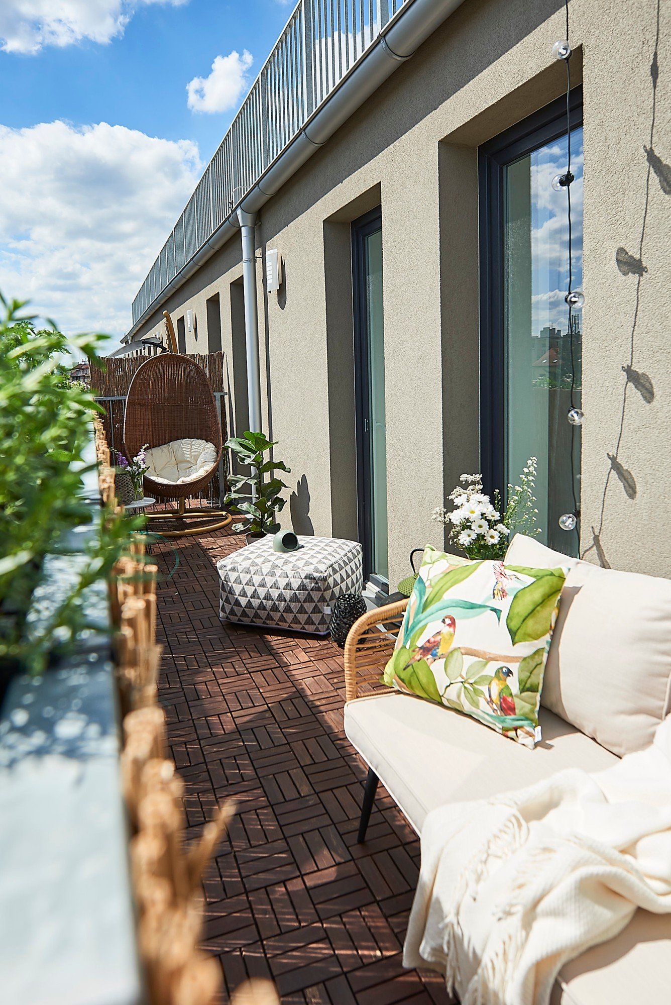 Na dlhom úzkom balkóne funguje nábytok pozdĺž steny – zostane tak voľný priechod a priestor bude pôsobiť väčší.