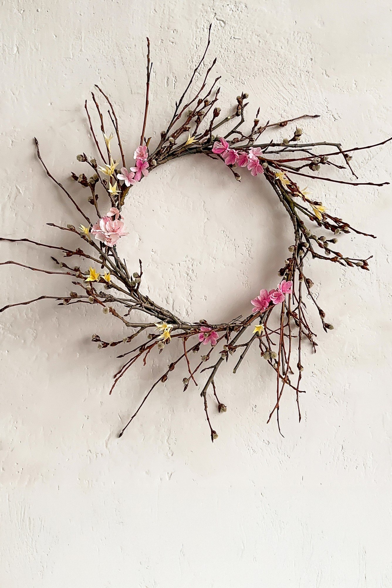 Jarný veniec zdobený kvietkami z krepového papiera