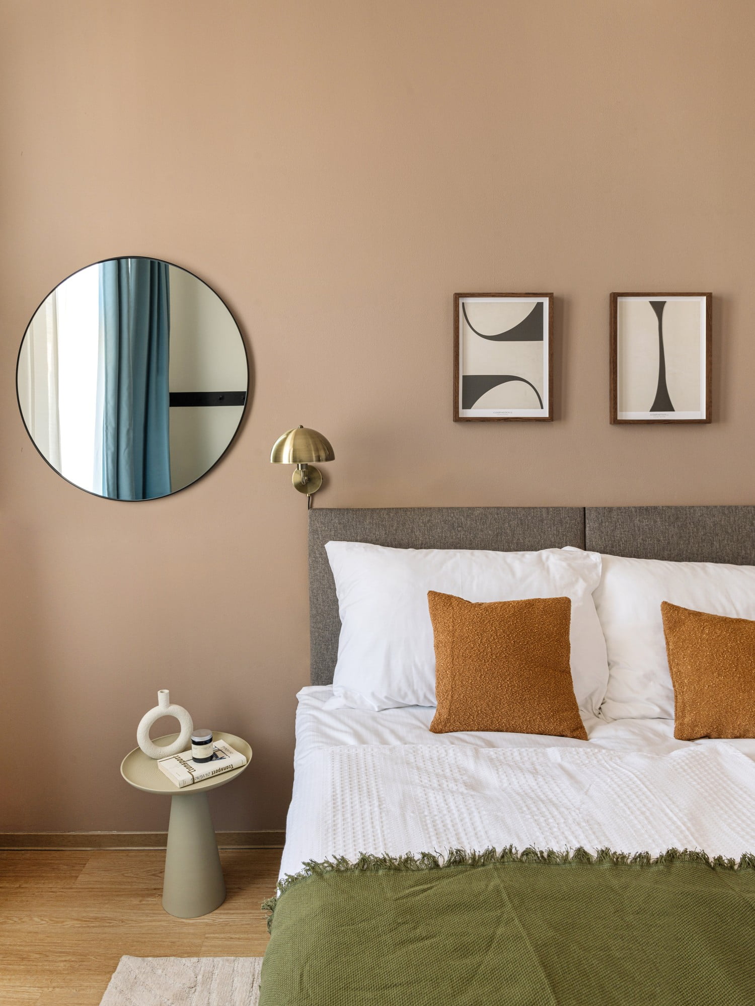 V modernej spálni je dôležitý vizuálny pokoj, ktorý docielite voľbou nábytku s jednoduchými líniami a bez zbytočných ozdôb.