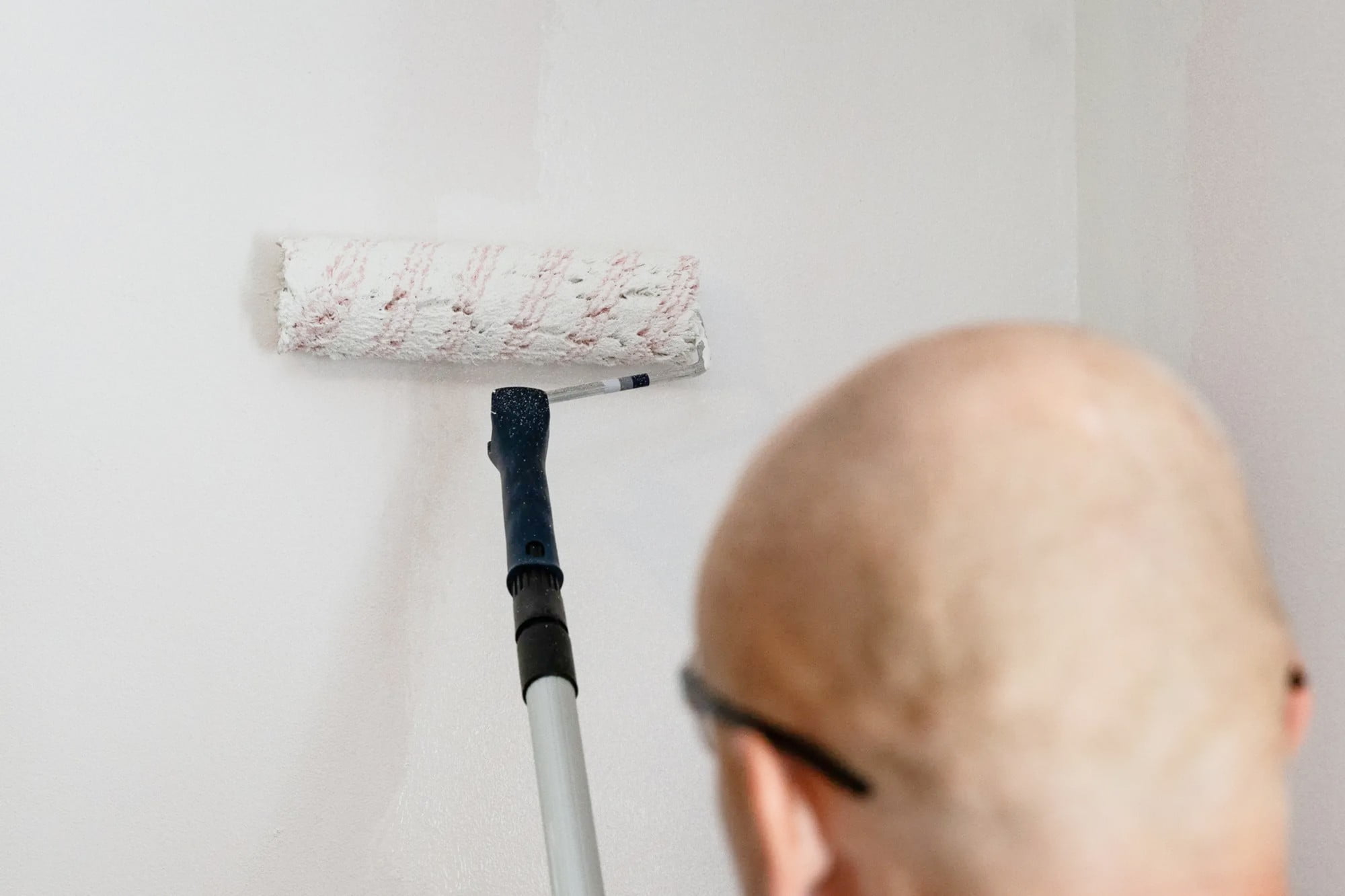 Pri nanášaní farby valčekom neprechádzajte po jednom mieste príliš dlho, mohla by sa odtrhnúť aj vrstva pod farbou. Zdroj: Primalex