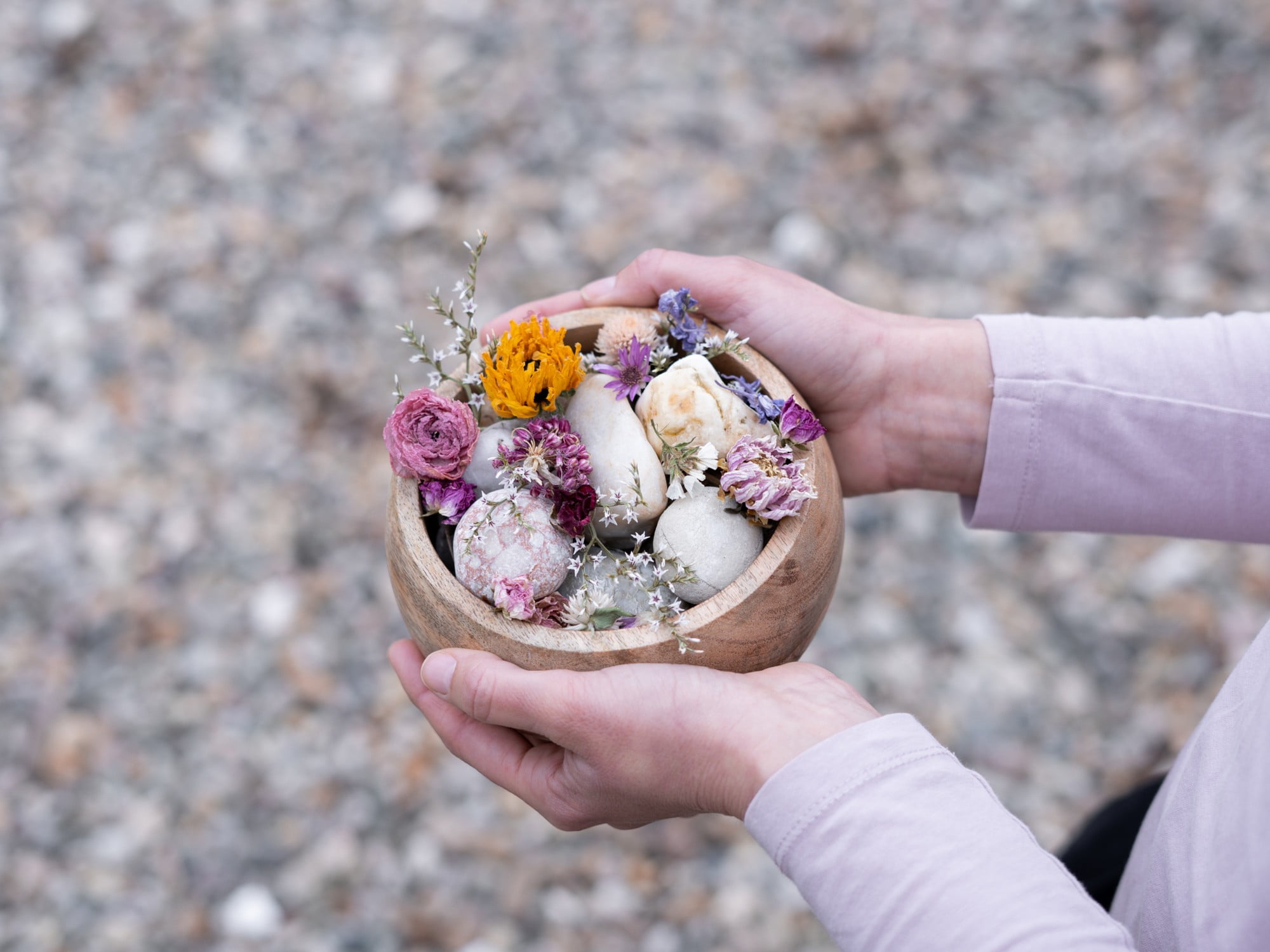 Drevená miska plná sušených kvetov a okruhliakov môže byť aj krásny voňavý darček pre niekoho blízkeho.