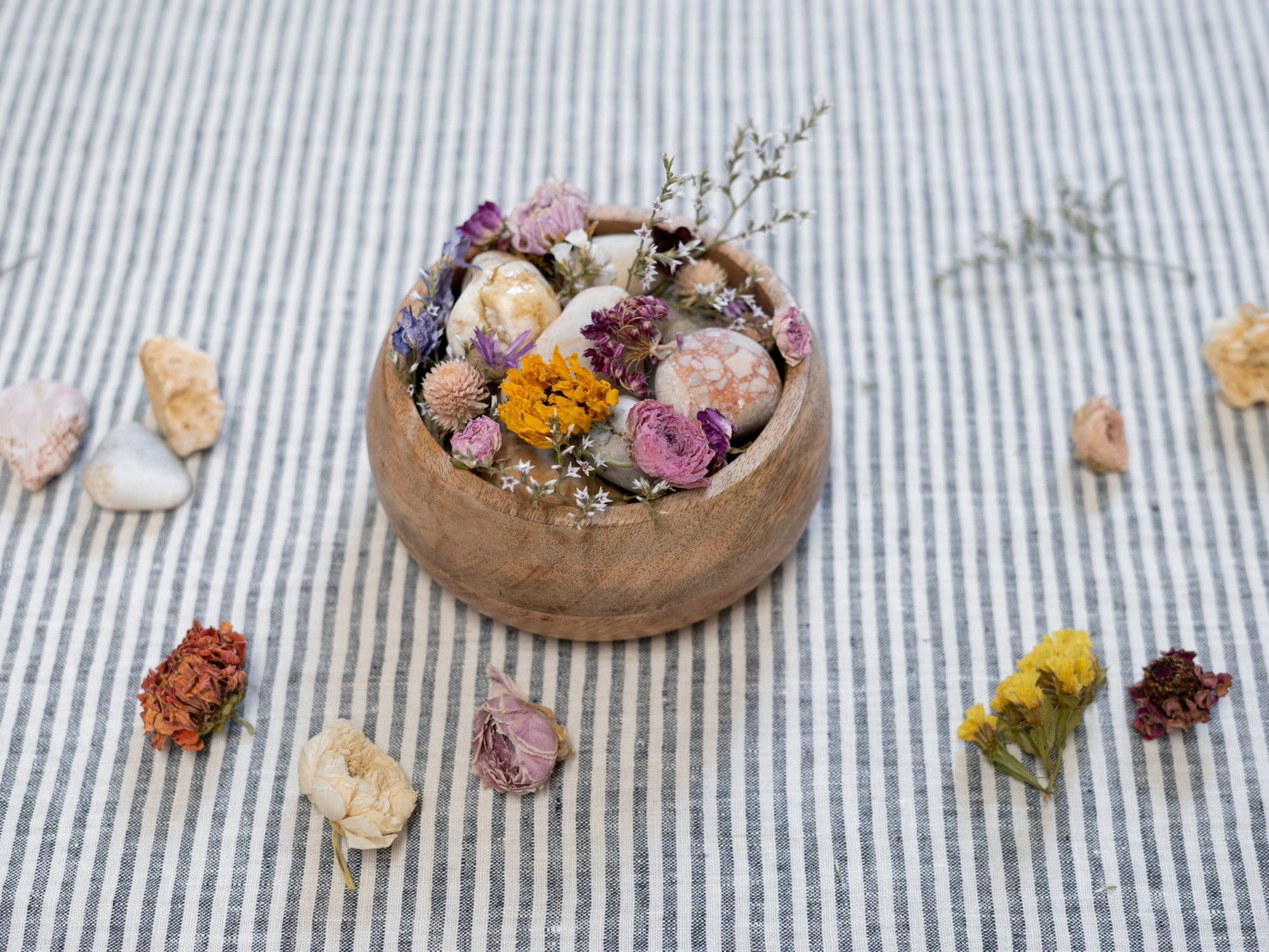 Na domáci pot pourri si pripravte sušené kvety, vonný olej a napríklad aj okruhliaky z dovolenky.