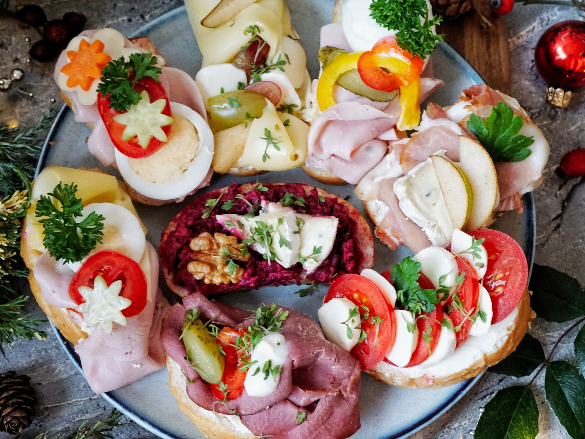 Chlebíčky vyzdobené rôznymi nátierkami, salámami a syrmi sú perfektné nielen na silvestrovskú oslavu.