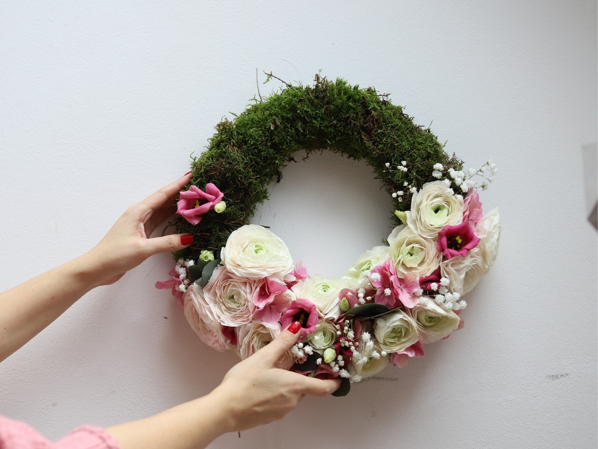 Jarný veniec s ružovými a bielymi iskerníkmi vydrží vďaka základu z aranžovacej hmoty.