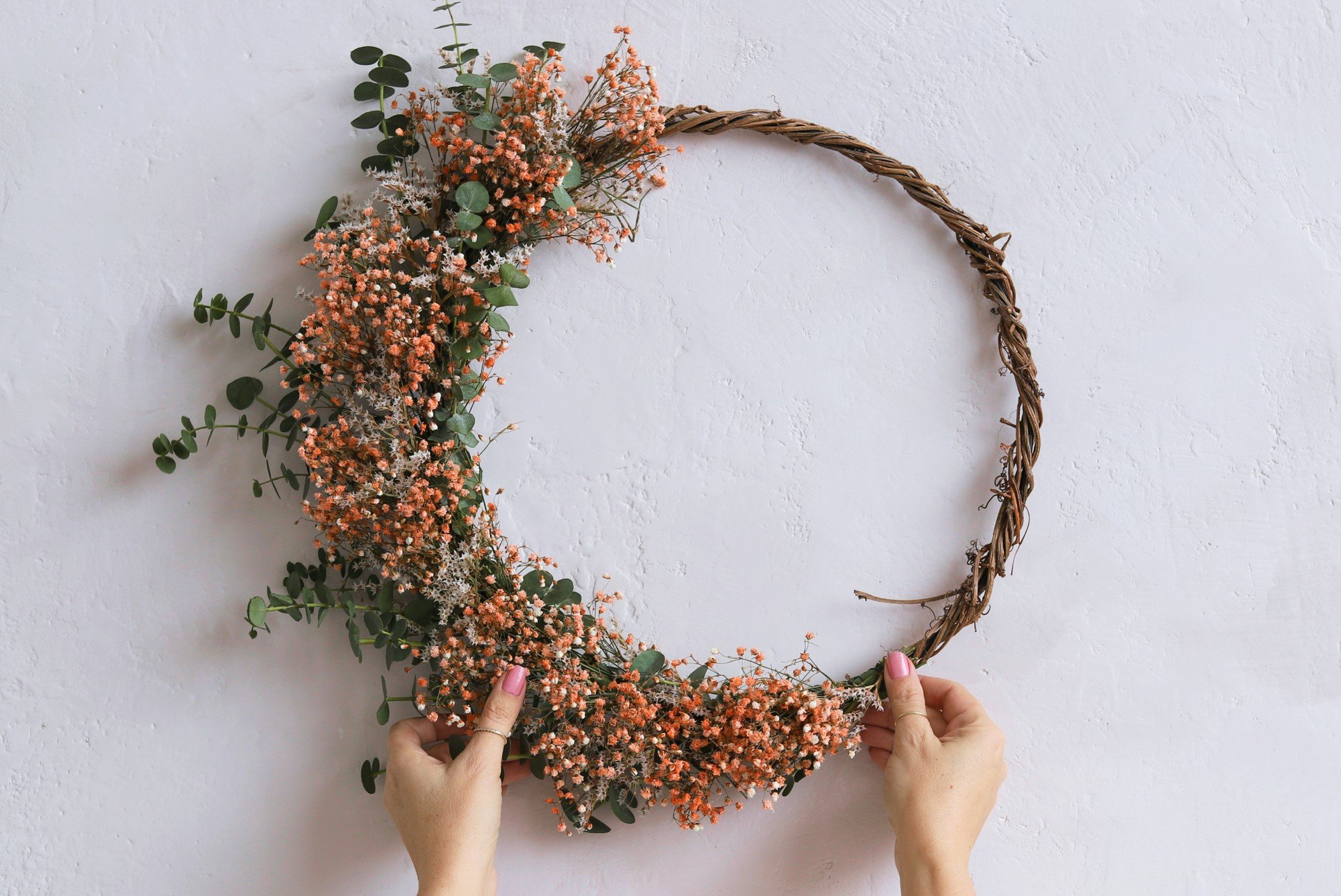 Veniec na dvere z gypsy a eukalyptu.