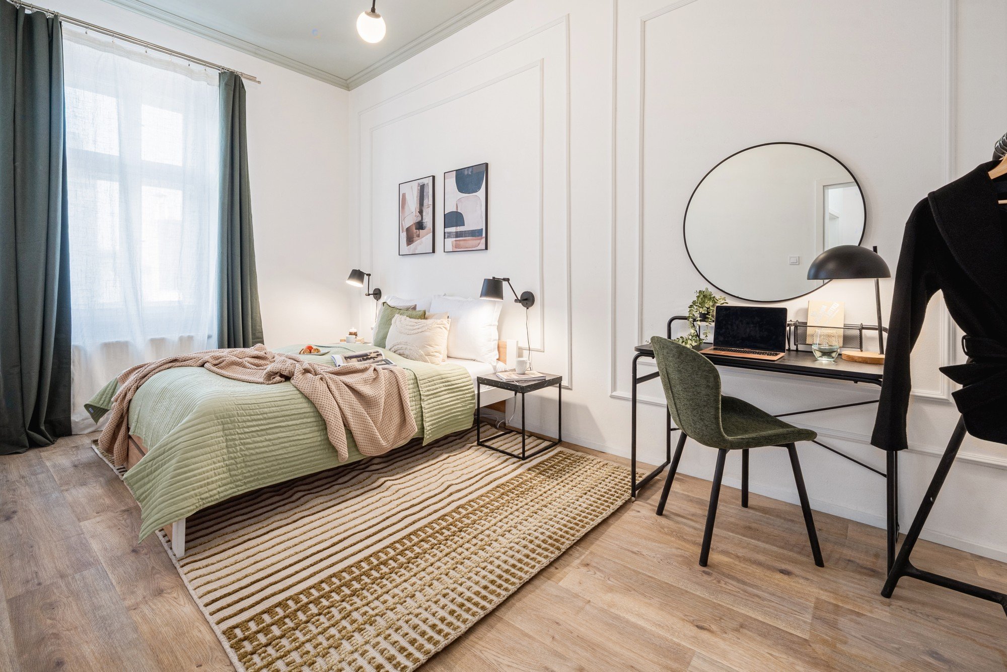 Realizácia potvrdzuje, že aj jedna izba môže pôsobiť vzdušne, pokojne a zároveň ponúknuť plnohodnotné miesto na prácu i odpočinok.