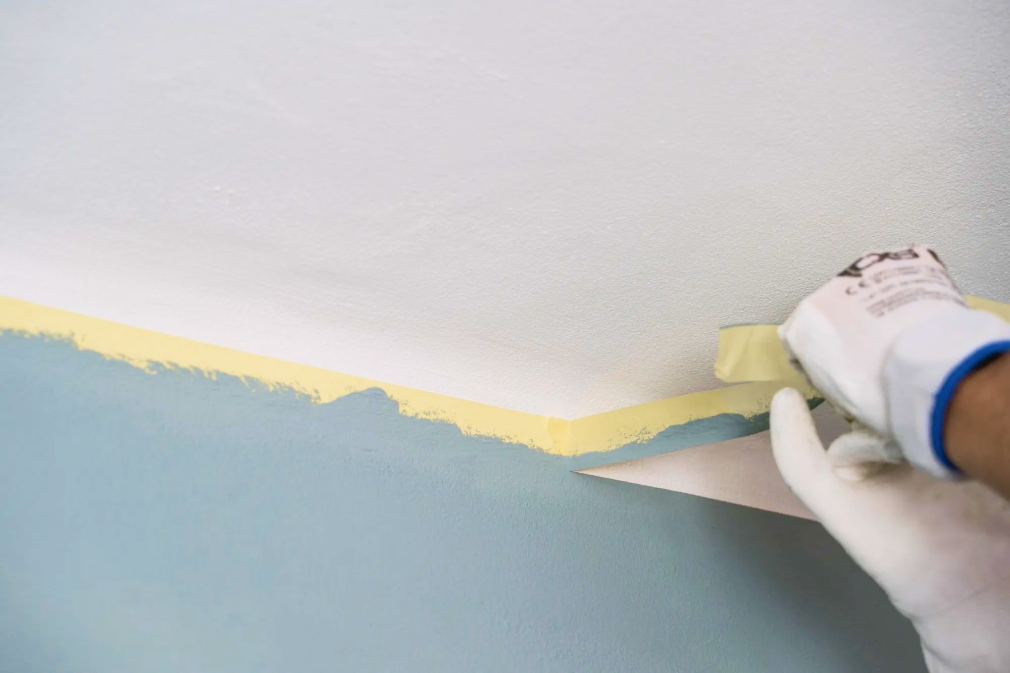 Ihneď po maľovaní odstráňte všetky ochranné pásky, aby boli prechody medzi farbami rovné. Zdroj: Primalex