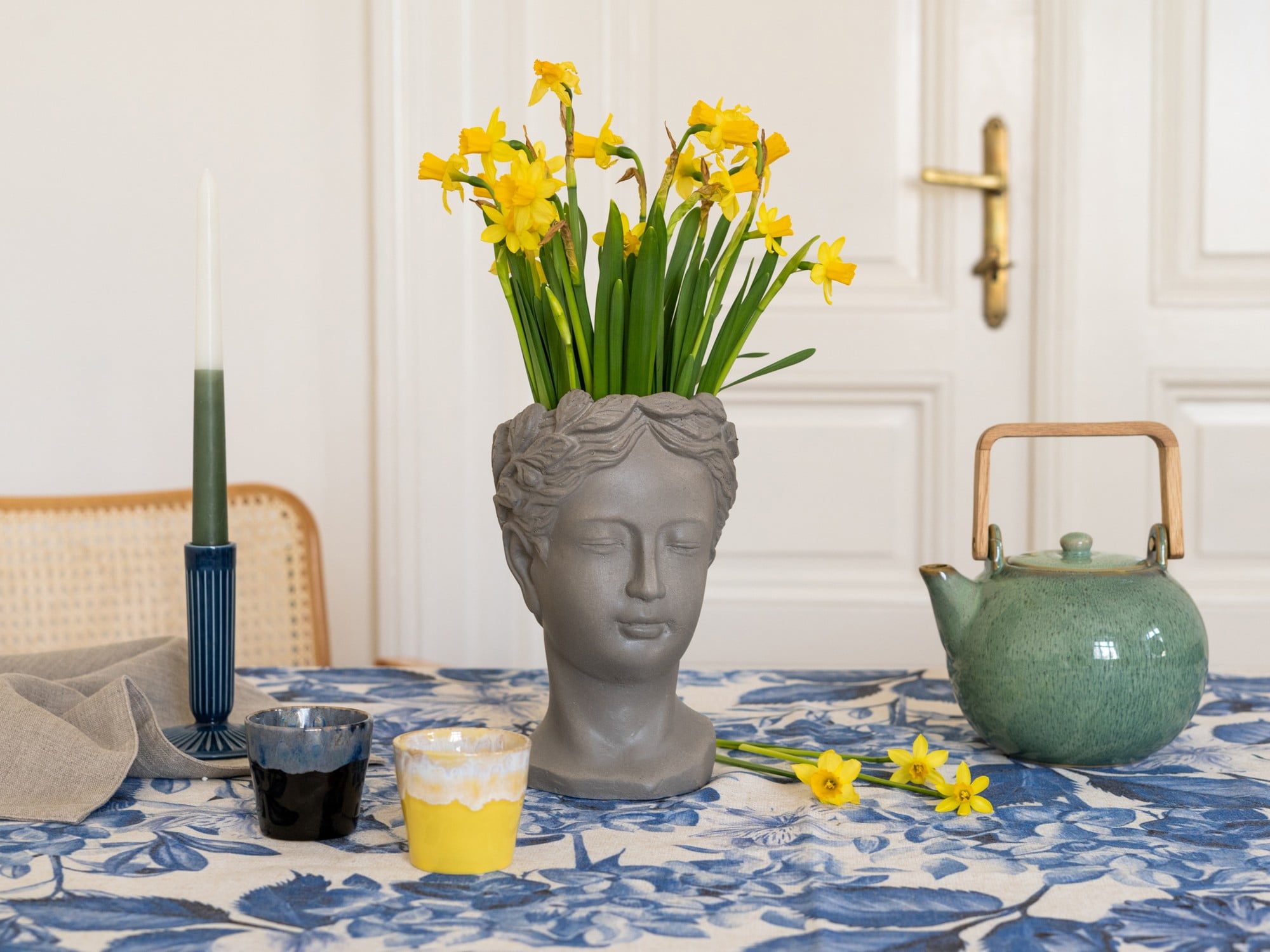 Kvetináč Isabel sa bude hodiť k žltým kvetom narcisov, ale aj k malým tulipánom alebo konvalinkám