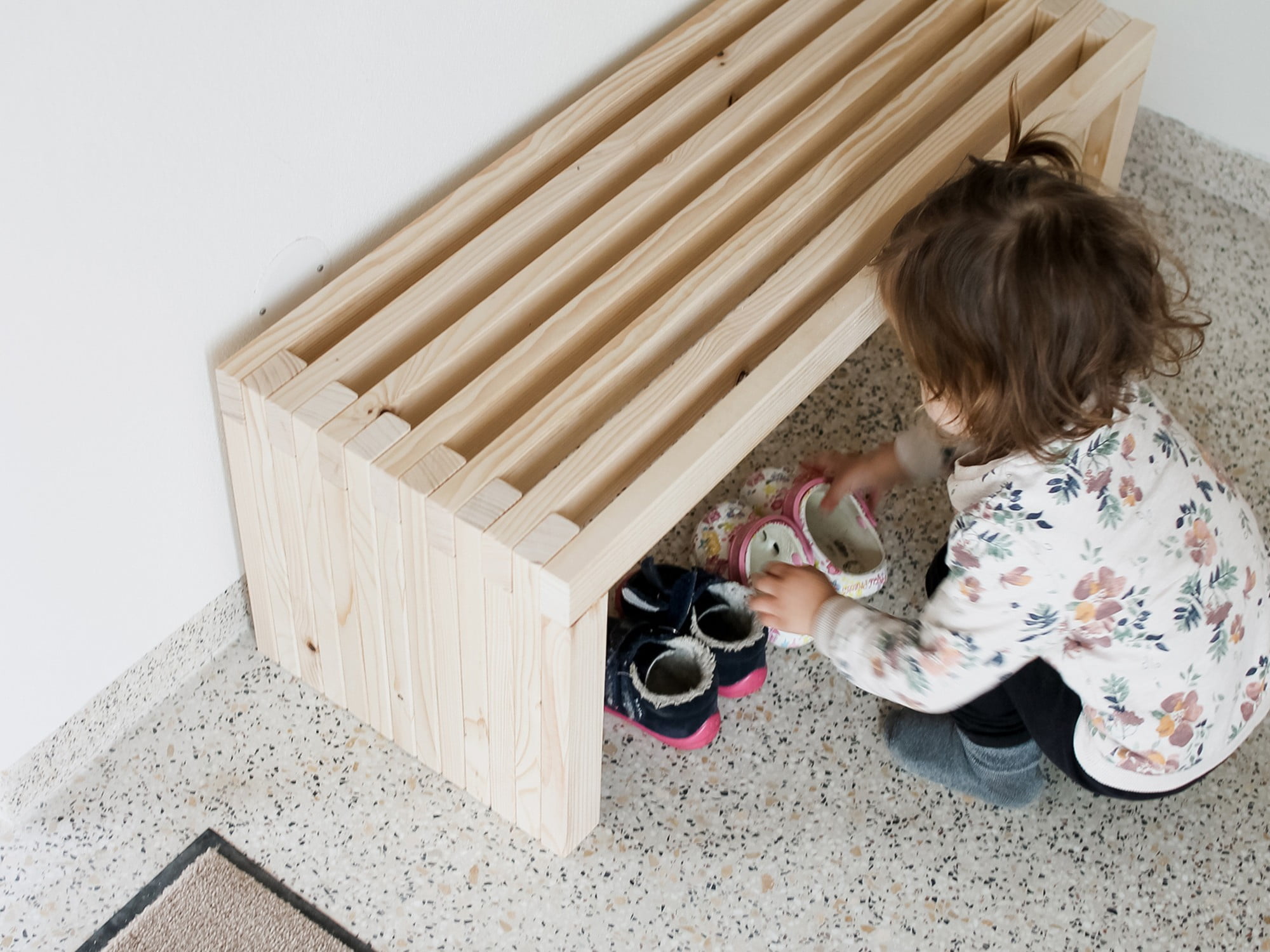 Táto drevená lavička je výškovo prispôsobená pre deti, ale jej veľkosť sa dá ľahko zmeniť na výšku pre dospelých.