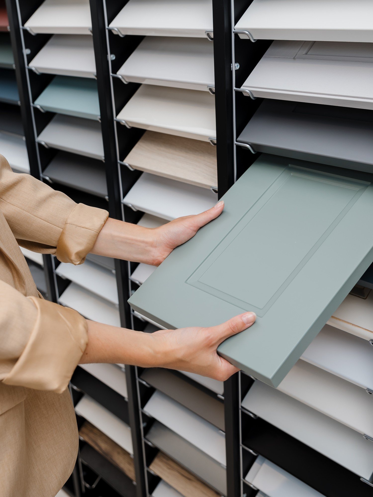 K dispozícii sú aj všetky vzorky pracovných dosiek, skriniek a úchytiek v mnohých farbách a dekoroch.