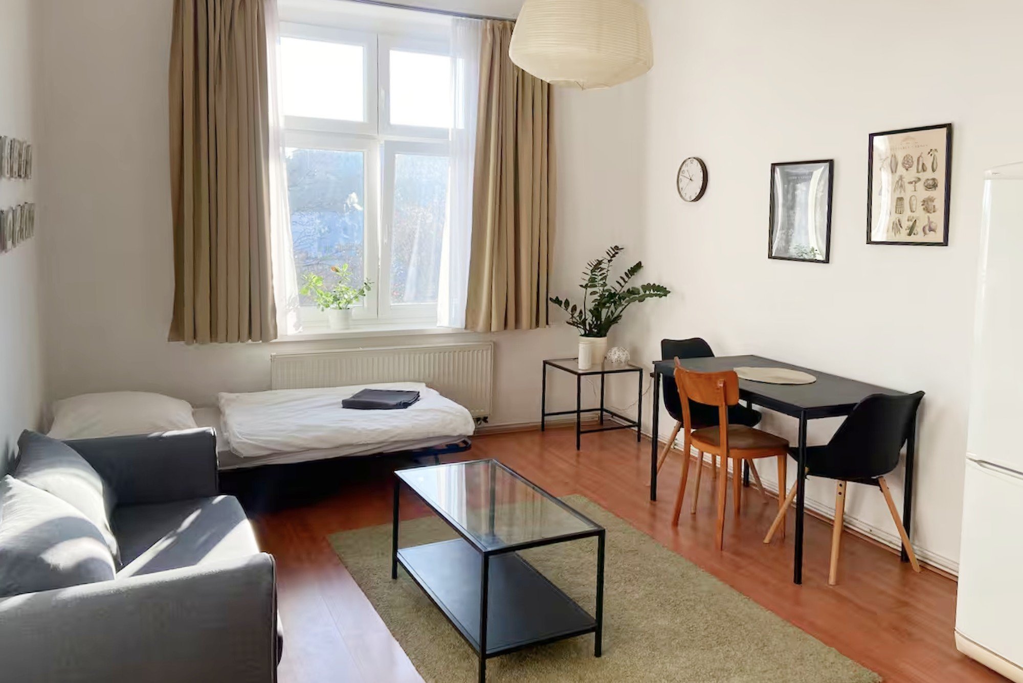 Obývacia izba bola príjemne svetlá a vzdušná, s jednoduchým základom, ktorá ale ešte čakala na dotiahnutie atmosféry a detailov.