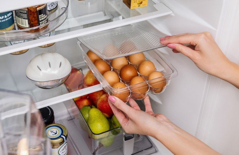 Ako usporiadať chladničku: tipy na skladovanie byliniek, mäsa, ovocia i zeleniny