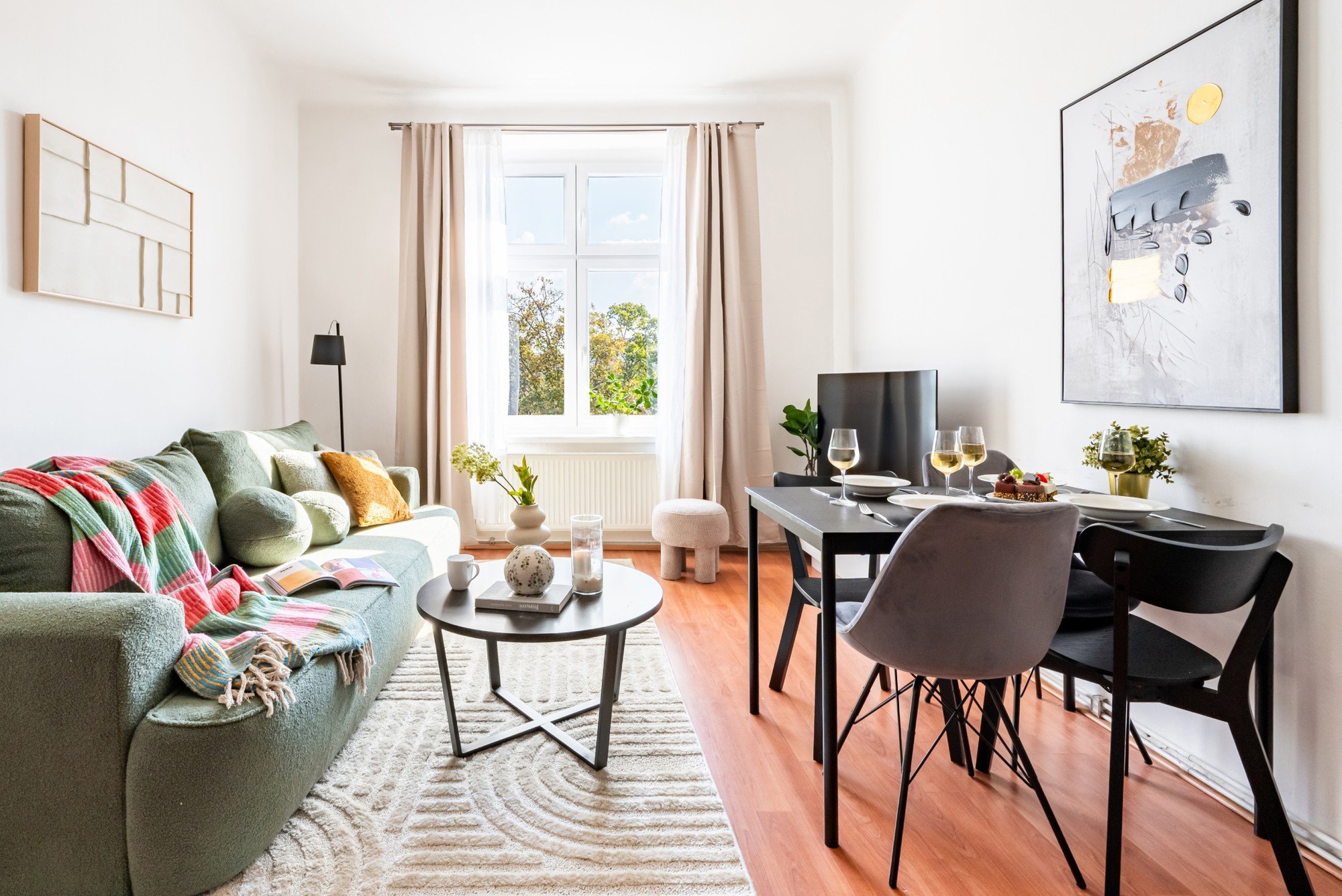 Vďaka premyslenému rozvrhnutiu, farbám a mäkkým textíliám sa z nej stal útulný a harmonický priestor, ktorý prirodzene prepája odpočinok, stolovanie aj každodenný život.