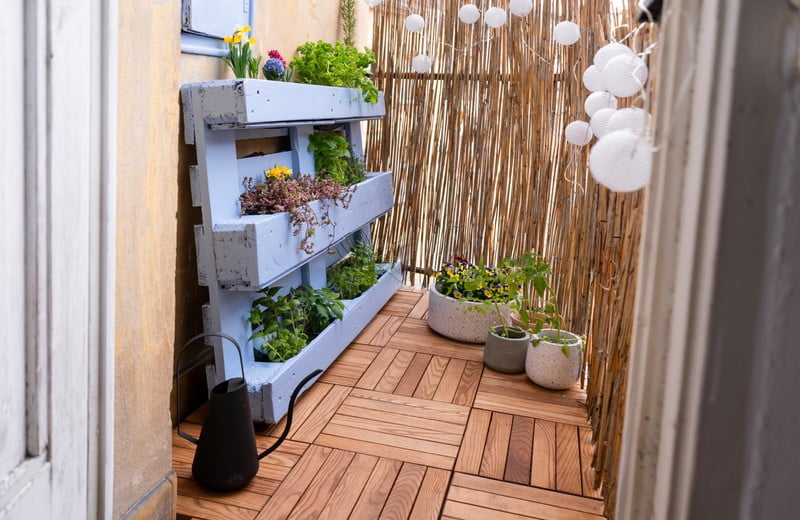 DIY: premena malého balkóna na bylinkovú záhradku