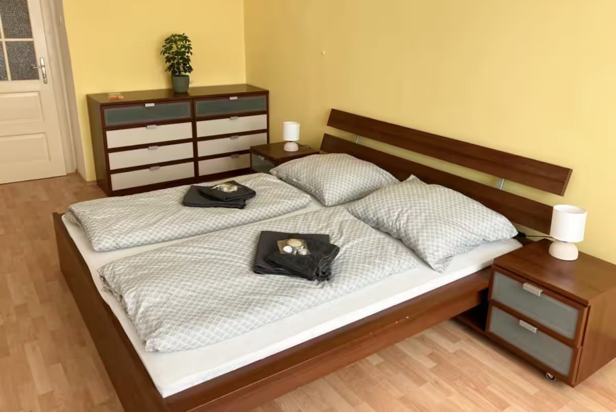 Spálňa pôsobila skôr nevýrazne a funkčne, bez jasného štýlu, emócií a premyslenej práce s farbou a atmosférou.