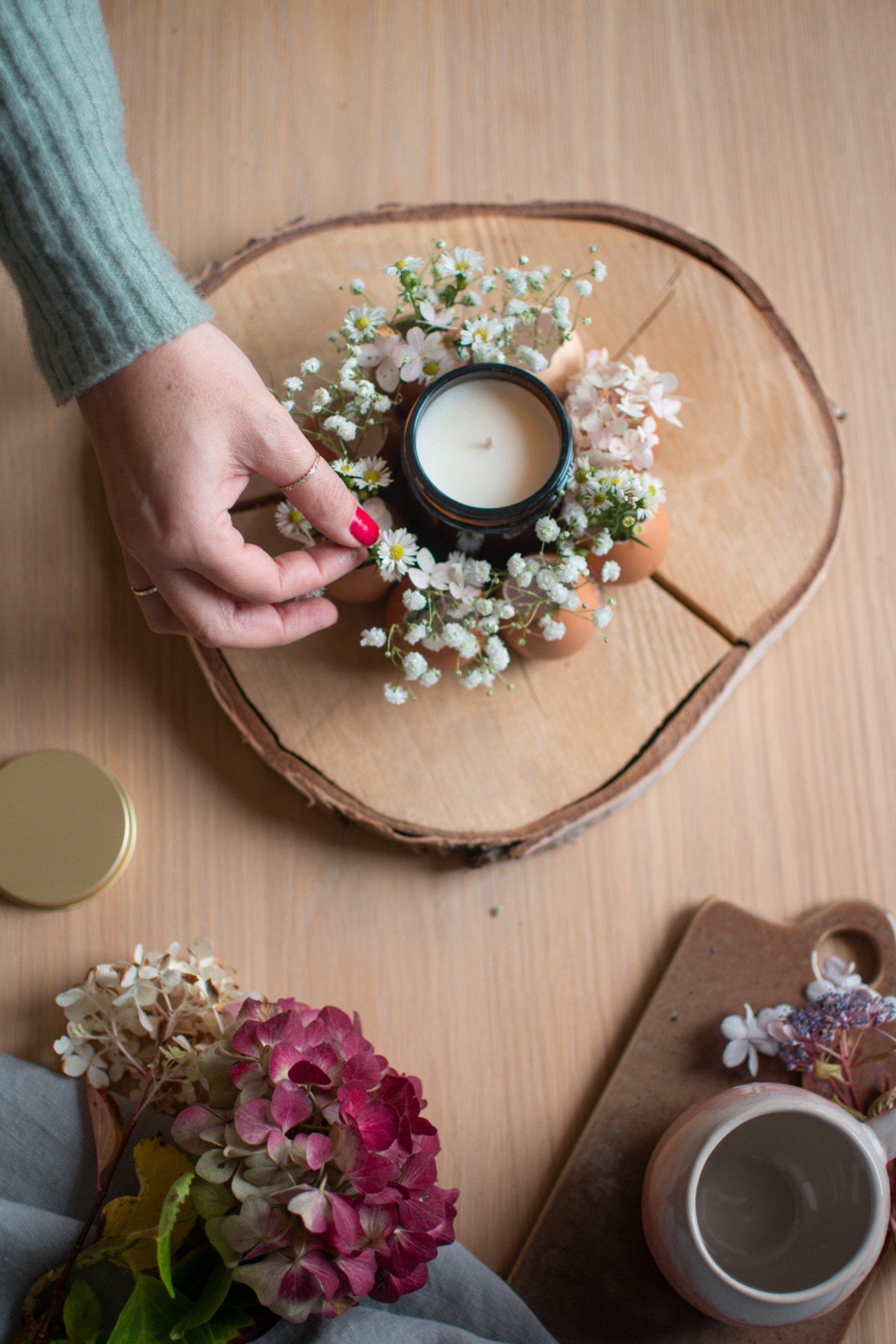Jarná dekorácia na stôl zo škrupín sa podobá malému vencu.