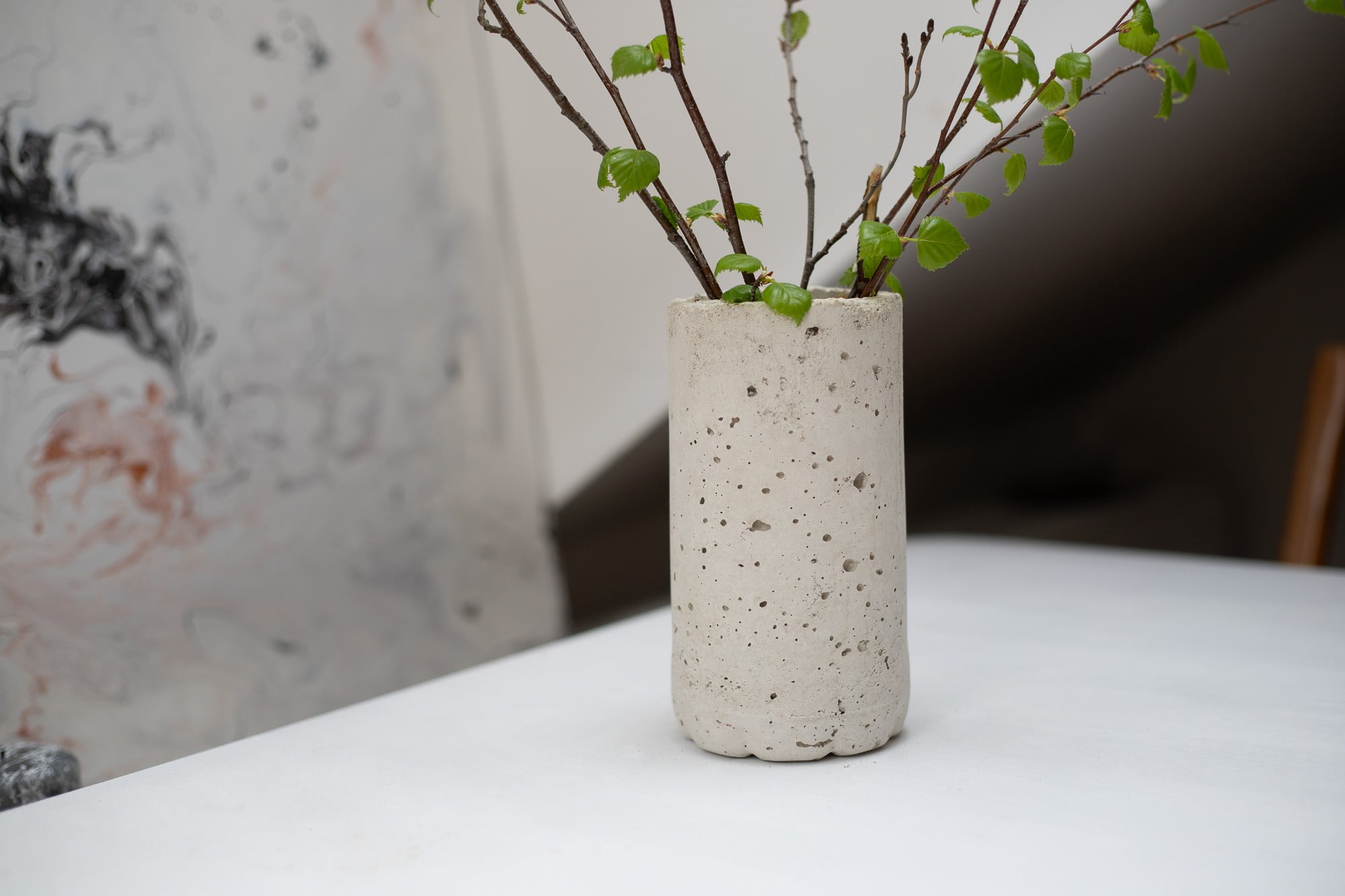 Vyrobte si vázu z obyčajných plastových nádob na minerálku.