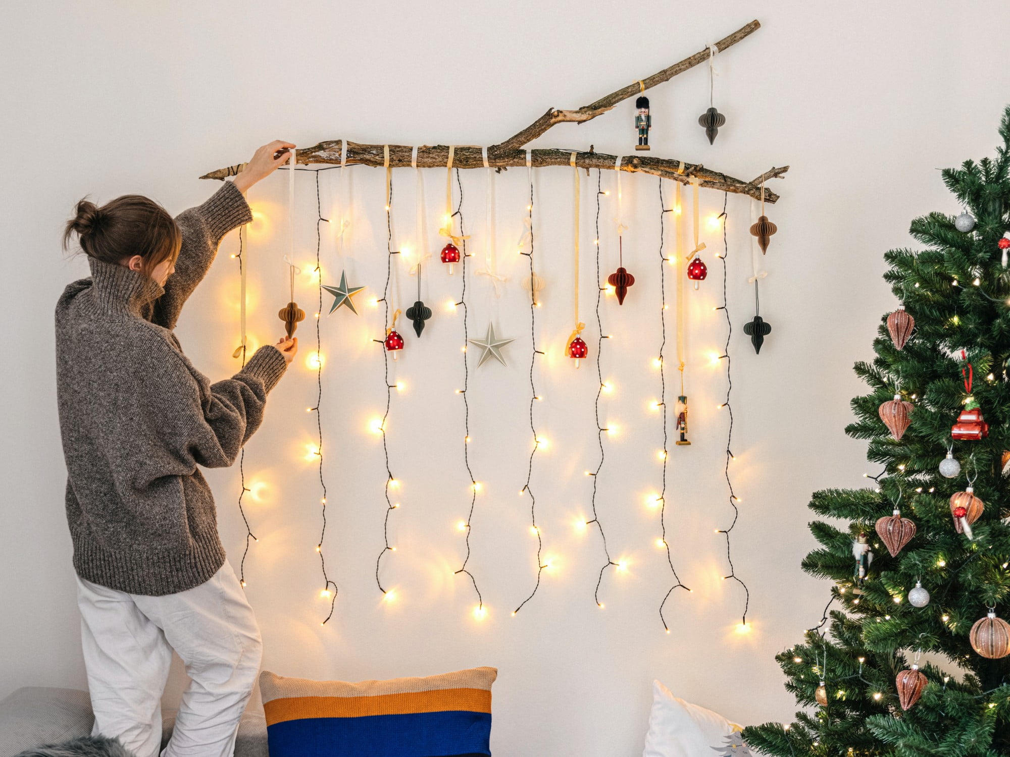 Na efektnú vianočnú dekoráciu vám bude stačiť vetva, pár ozdôb a svetelných reťazí.