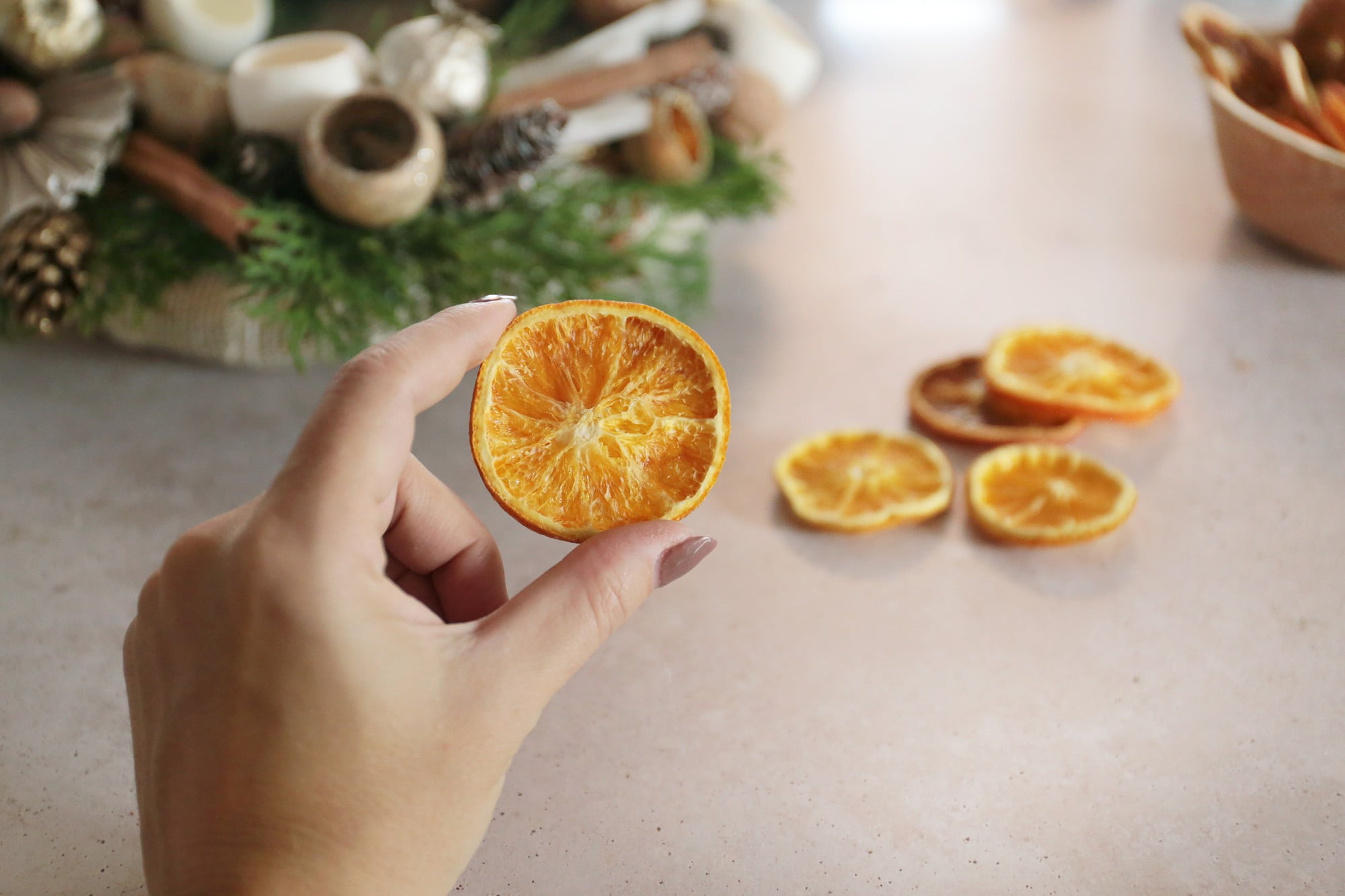 4. Pridajte šišky, škoricové tyčinky a sušené plátky pomaranča