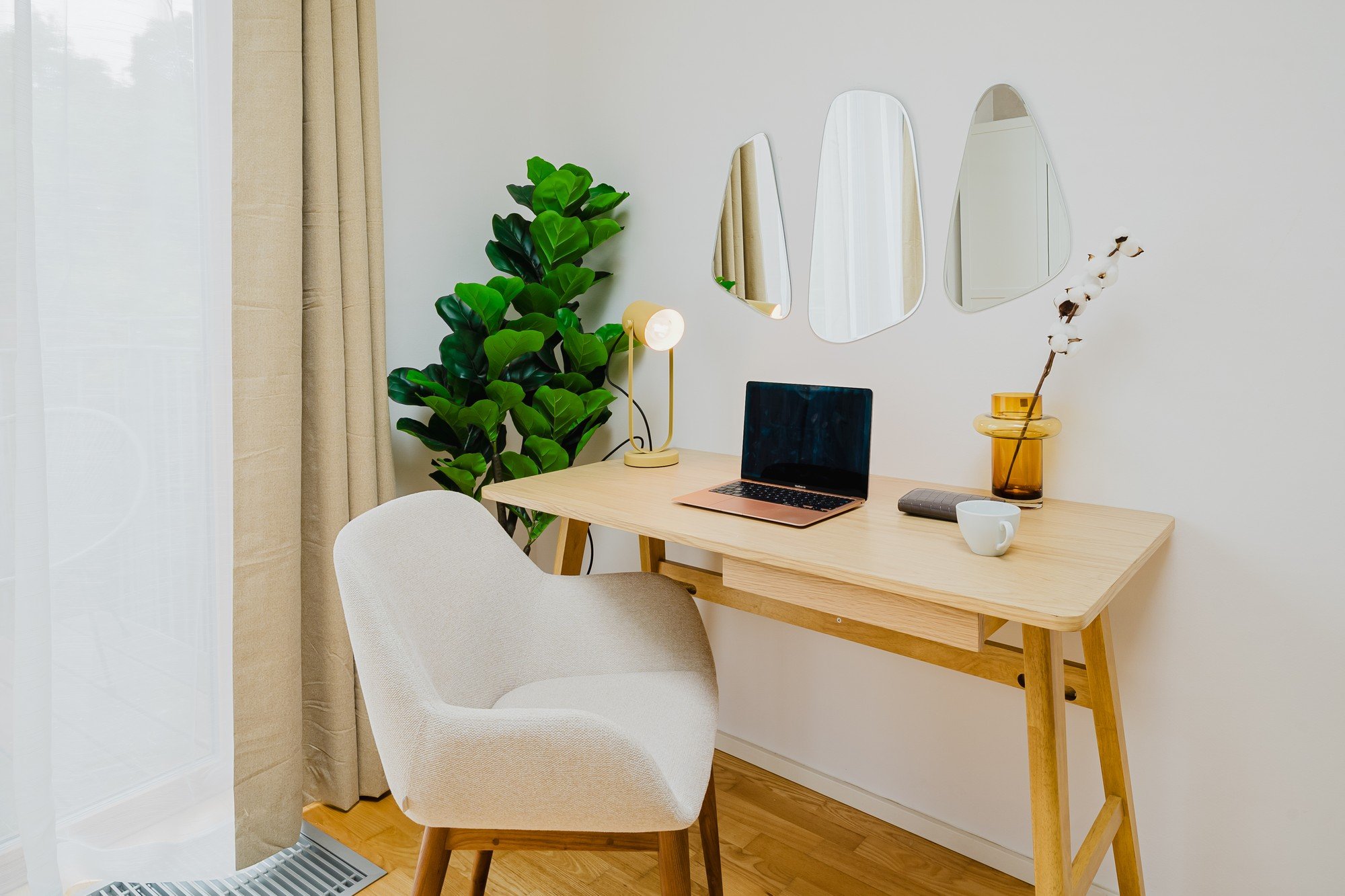 Do väčšej spálne sa vošiel aj pracovný kútik.