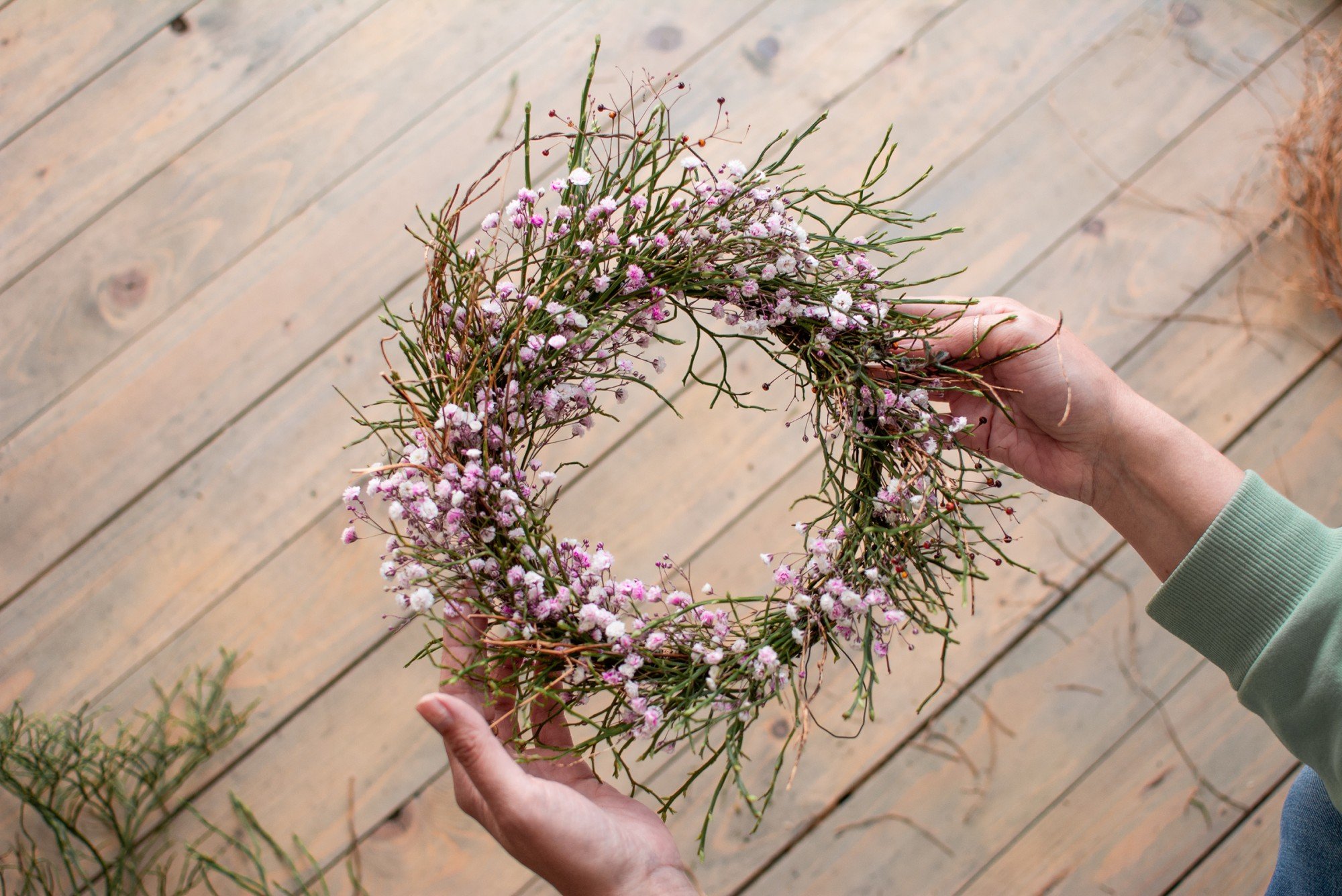Jarný veniec z vetvičiek čučoriedky a nevestinho závoja