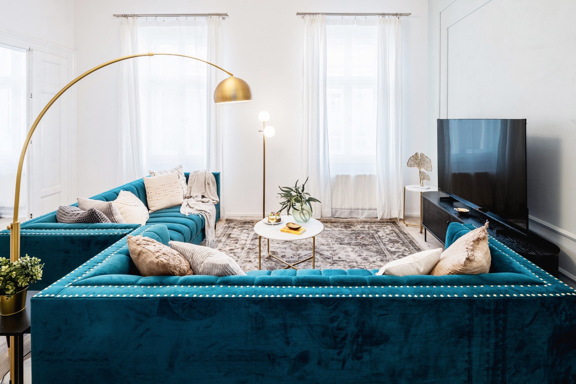 Zlaté akcenty a starostlivo zvolené doplnky dodali interiéru jemný glamour nádych bez toho, aby pôsobil okázalo. Výsledkom je obývacia izba, ktorá je reprezentatívna, útulná a príjemná pre každodenné fungovanie.