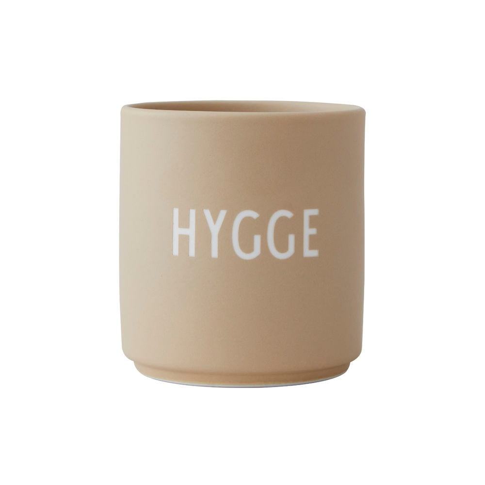 E-shop Béžový porcelánový hrnček Design Letters Favourite Hygge