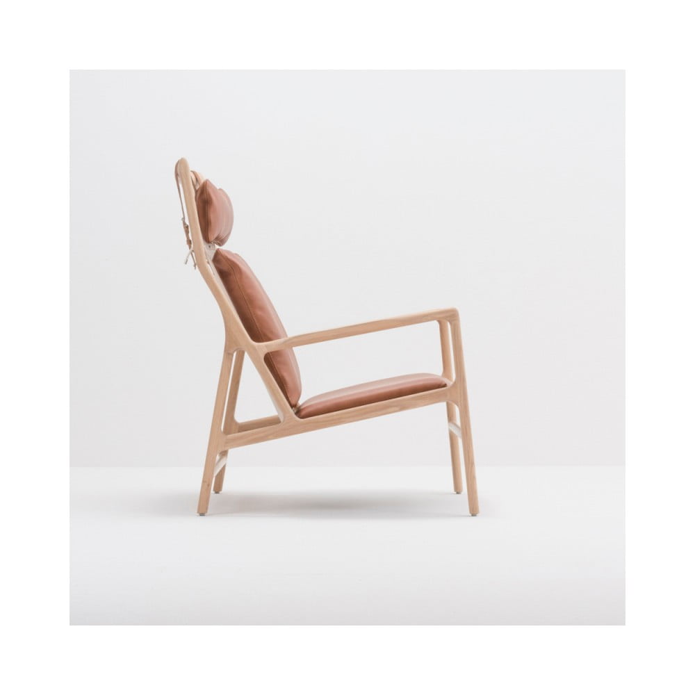 E-shop Kreslo s konštrukciou z masívneho dubového dreva a koňakovohnedým sedadlom z byvolej kože Gazzda Dedo
