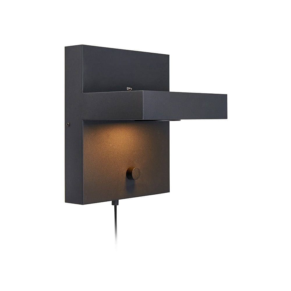 E-shop Čierna nástenná lampa s poličkou a USB nabíjacou stanicou Markslöjd Kubik