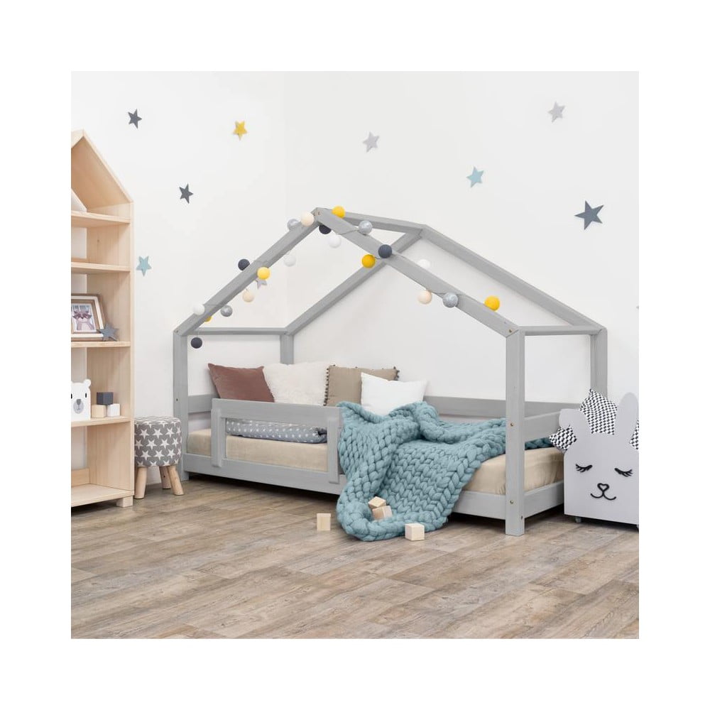 E-shop Sivá detská posteľ domček s bočnicou Benlemi Lucky, 120 x 200 cm