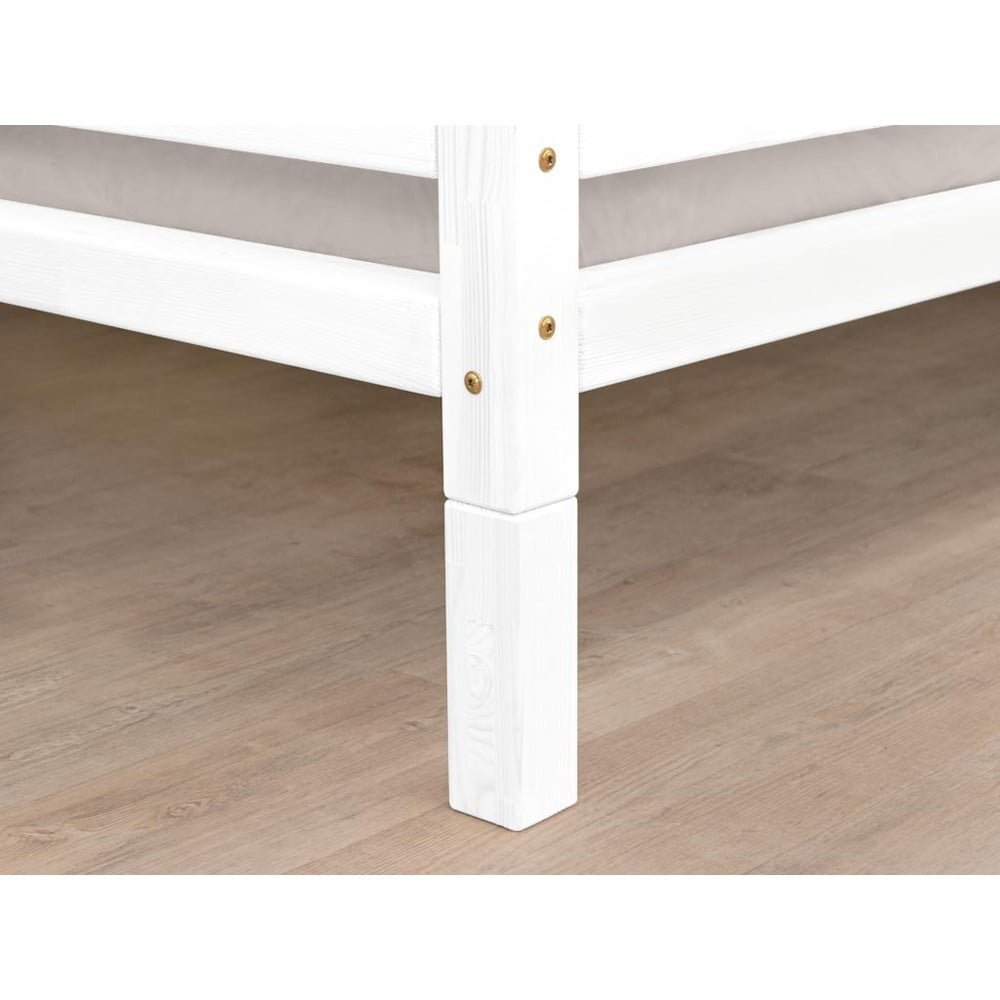 E-shop Súprava 4 bielych predĺžených nôh k posteli zo smrekového dreva Benlemi, výška 20 cm