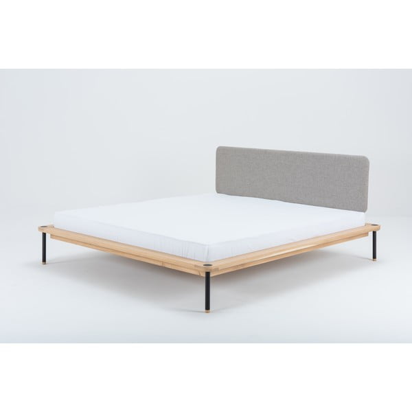 Dvojlôžková posteľ z dubového dreva Gazzda Fina Nero, 160 x 200 cm